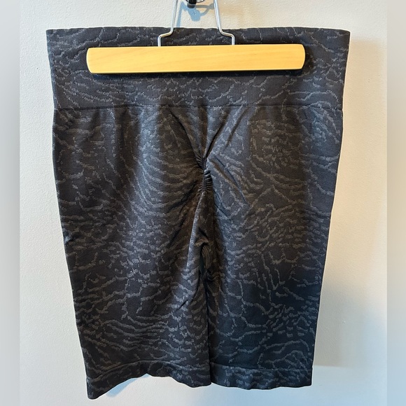 Gymshark Adapt Black Animal Seamless Biker Shorts - Picture 3 of 8